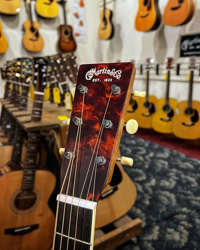 Martin CEO-9 Slope Shoulder 00 Guitar & Case