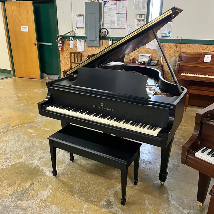 Steinway M (5’7”) in Satin Ebony #421588